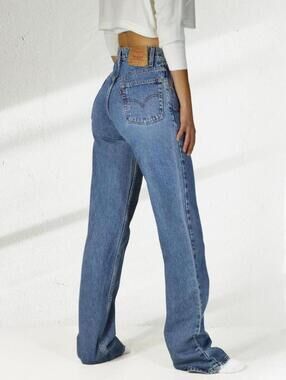 Vintage Levi's 550 blue mid waisted straight leg jeans #denim #highwaisted #90s